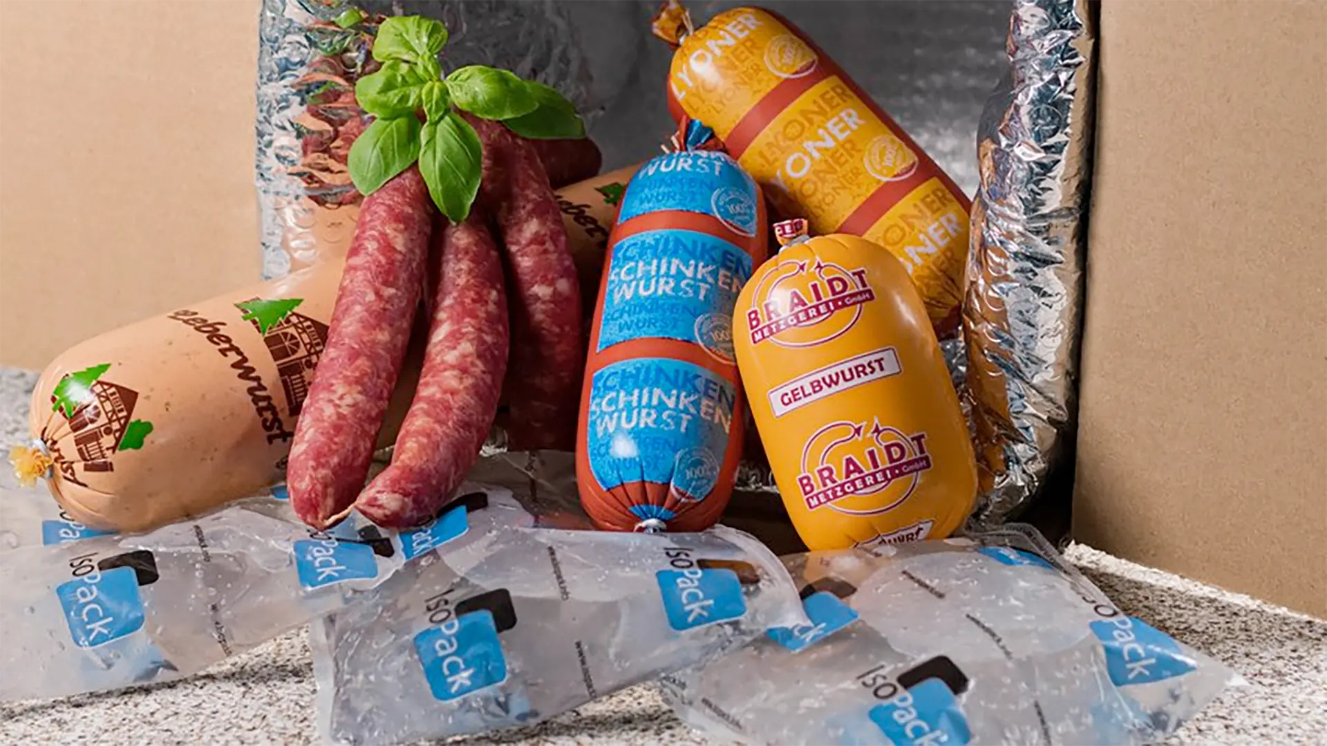 Versandfertiges Paket mit Rinderbrust und bayerischen Schmankerln