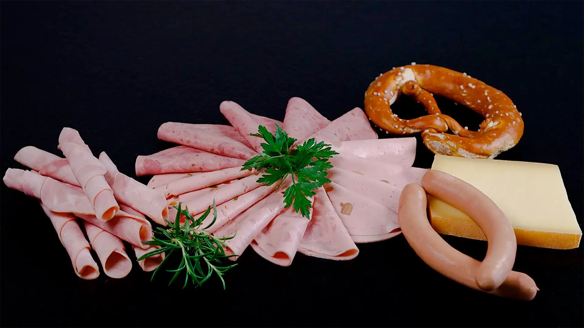 G-Klasse Extrem-Expedition: Vital-Brotzeit mit schwarzgeräuchertem Wammerl am Gipfel
