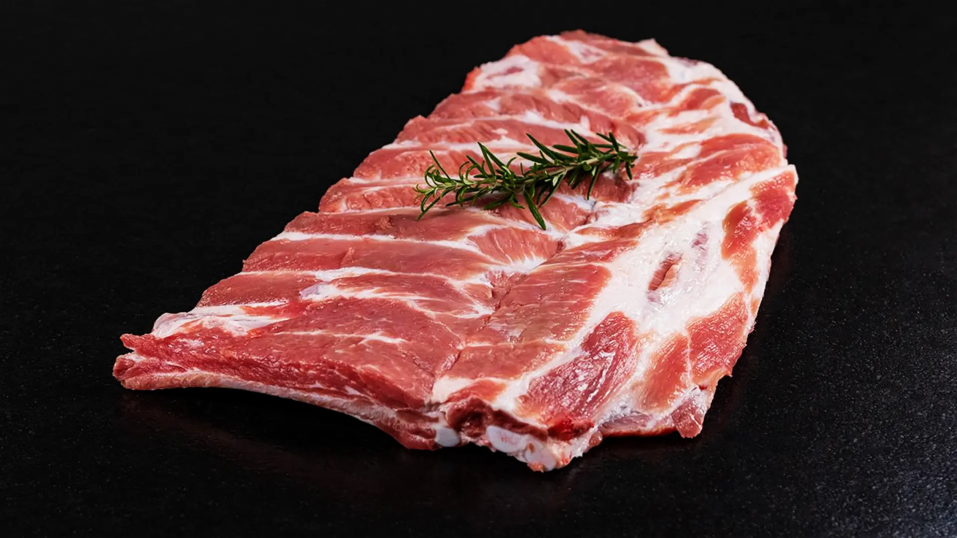 Urwüchsiger BBQ-Klassiker: Frisch zugeschnittene Spareribs aus dem Schweinebauch