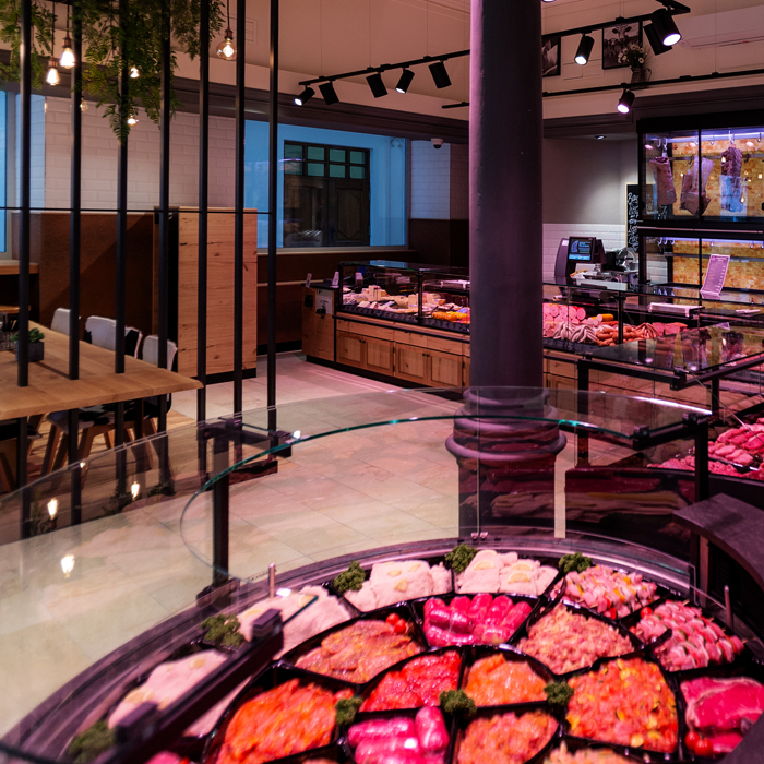 Meisterhand, Bissen, Bratwurst, hochwertig, Gewürz, abgeschmeckt, Bratwürstl, besonderen, Pfanne, Grill, Bratwurstliebhaber, Kalbsleberkäse, Kalbskäse, Weißer Fleischkäse, bekannt, Grundbrät, Zugabe, Zwiebelnote, Nitritpökelsalz, Kalb, Leber, Käse, Kalbsstreichwurst mit Schweineleber im Golddarm abgepasst, vollmundig, cremig, Kalbsstreichwurst, Golddarm, Art, Frühstück, Brunch, Käsekochsalami, Emmentaler Käse, hervorragend, Käsekrainer, Emmentaler Würfelkäs, süß, Paprikanote, rund, geeignet, Heißessen, Kaltessen, mäßig, Hitze, gebraten, gegrillt, Rost, schärfer, Knacker, warm, Genuss, Essiggurken, Wurstsalat, ofengebacken, alt, Familien-Rezeptur, Leberkäse Stuttgarter Art, Äußeren, feingliedrig, Marmorierung, erkennen, pfiffig, spürbar, Majoran, intensiv, Leberkäsebrät, Original, Zuhause, selber, backen, Lyoner im Ring, Lyoner, täglich, rauchfrisch, handverlesen, Zutaten, Mediterrane Kochsalami, Urlaub, Mittelmeer, Mettwurst abgepasst, Teewurst, zerkleinert, streichfähig, Rohwurst, hohen, Fleischanteil