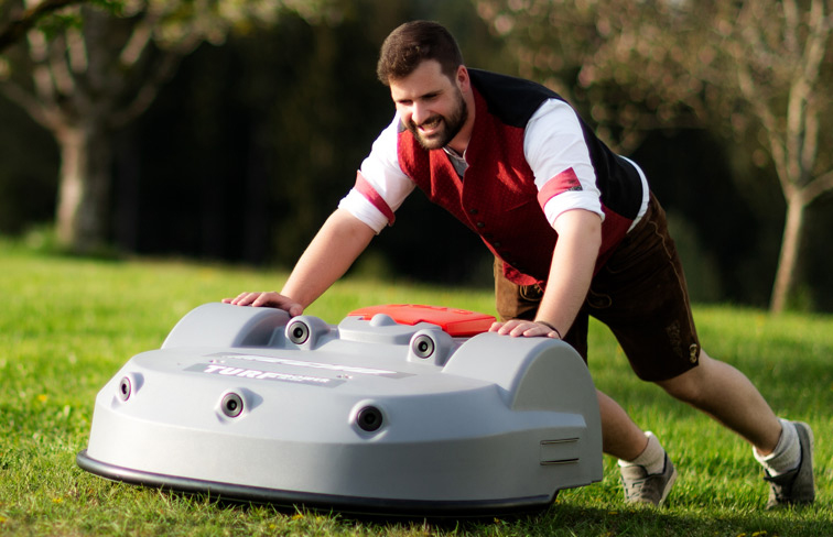 Landschaftspflege, Hobbygärtner, Schnitt, Schnittlänge, Helfer, Verlass, überzeugen, Heckenpflege, ausgezeichnet, waagerecht, senkrecht, dicht, Beschnitt, Hecken-Rückschnitt, Winterzeit, Vögel, nisten, Formschnitt, Pflegeschnitt, Bedacht, Blattwerk, Nistplatz, Grünpflege, Teleskopstiel, schwenkbar, Messerbalken, Winkel, doppelseitig, geschliffen, Messer, einstellen, Kauf, Bedarf, Trimmen, dichtgewachsen, Motoreinheit, Getriebeeinheit, Geräuschpegel, Wohnanlage, Krankenhaus, Spielplatz, profitieren, betanken, Anschaffung, Fangblech, Führungsschutz, iMOW®, Herzstück, Gartenhelfer, selbstständig, bewältigen, umweltschonend, nachhaltig, Nachbarn, Gartenanlage, Ladevorgang, Dockingstation, Mäheinsatz, Expressladung, Kraftpaket, Rasenmähroboter, Mulchmäher, Grasfangkorb, zerkleinert, düngt, Nährstoffe, Schnittgut, Kontrolle, abnehmbar, Steuerkonsole, Liegestuhl, Mähzeit, Leistungsdaten, Mähpläne, Wetterbericht, Regensensor, Niederschlagmenge, Mähbetrieb, Google Play Store, Android, Applestore, iOS, Wind