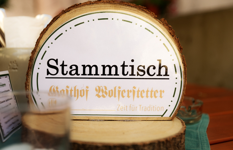 Krustenbraten vom Strohschwein an Knödelduett und Speckkrautsalat in herzhafter Kümmel-Dunkelbier-Jus, Brotzeit, Imbiss, Brotzeitbrettl mit regionalen Wurstspezialitäten, kaltem Braten, Bergkäse und eingelegten gegrillten Gemüse, Dessert, Karamellisierte Apfelkücherl mit Beerenragout, Speisekarte, miteinander, groß, neu, gestaltet, altehrwürdig, Charme, erhalten, Feste, Feiern, Veranstaltungen, 120 Gästen, Gern, Anfrage, Zeit, neues, bieten, Catering, Kochkurs, Küchenchef, Backkurs, Patissier, Fan-Shop, Lieferservice, Schmankerl-Express, Übernachtung im Privatboot auf der Donau, buchen, Facebook, Social Media, Nacht, Durchreise, Radlkeller, perfekt, ausgestattet, Personal, hilft, tatkräftig, Räder, einparken, Sehr, sauber, Unterkunft, bayrisches Bier, immer, gut, April, Toplage, sehr, regional, komfortabel, rundum, wohlgefühlen, Viel, Dank, schön, Aufenthalt, Wirtsfamilie, fair, Preis, Familie, Kinder, persönlich, kümmern, willkommen, Terrassencafé, Verkehrslandeplatz Vilshofen an der Donau, unmittelbar
